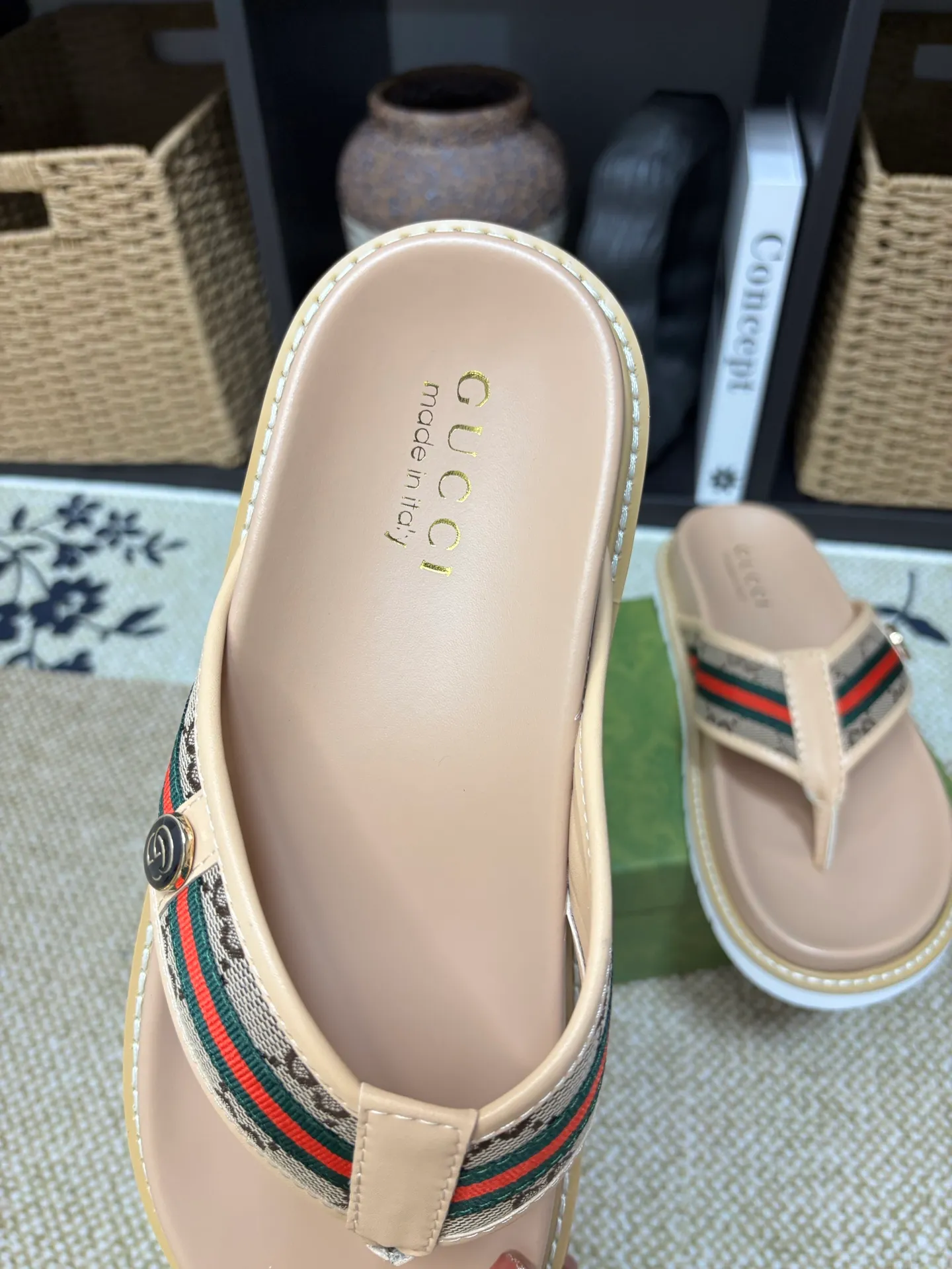 Factory 💰 300 yuan Gucci slippers] high-end men's shoes brand official website 1:1 latest masterpiece: original mold customization, the fabric is made of imported original materials, upgraded outsole, lighter and non-slip. The market's top quality, simple yet tasteful, a must-have for fashionistas, fashionable at your feet, full of confidence, the same style at the counter 👍The season of summer slippers is here. Code: 38-45 (45 customized)